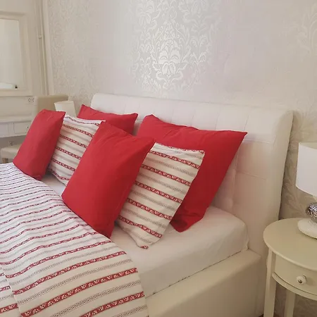 Apartment Medea 2 With Private Parking